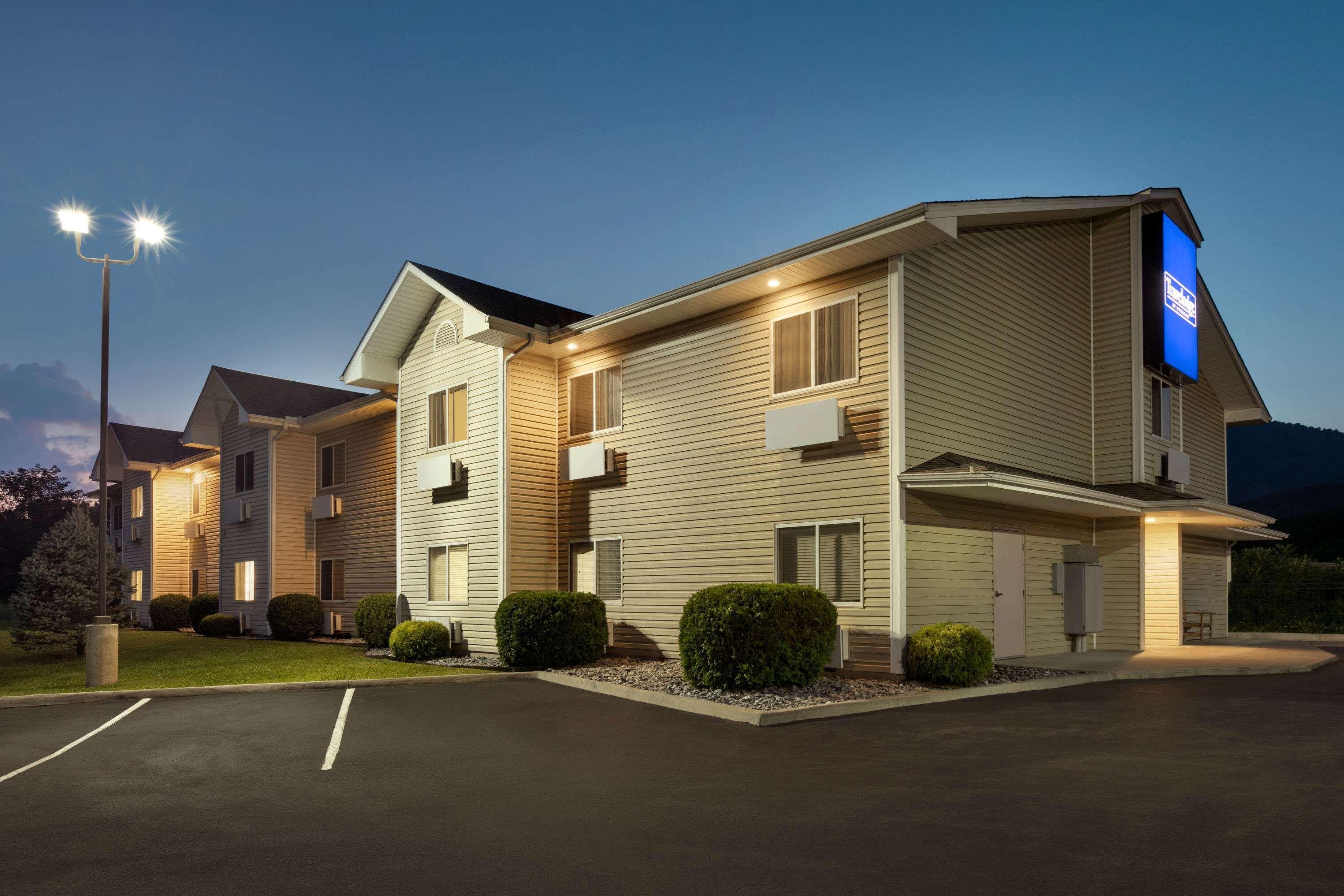 ทราเวลลอดจ์ โลว์ มัวร์ เนียร์ โควิงตัน Hotel Low Moor ภายนอก รูปภาพ