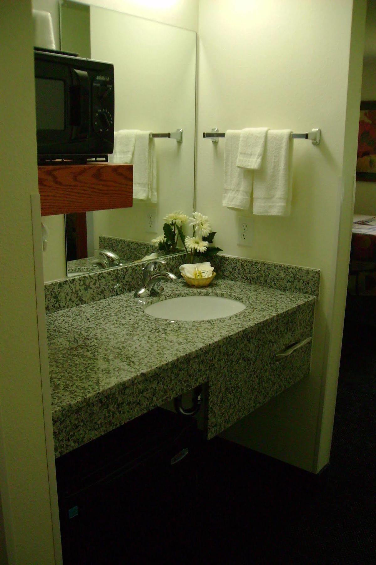 ทราเวลลอดจ์ โลว์ มัวร์ เนียร์ โควิงตัน Hotel Low Moor ภายนอก รูปภาพ