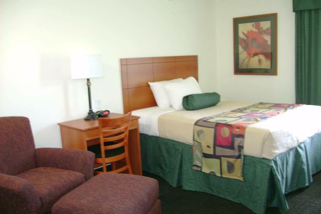 ทราเวลลอดจ์ โลว์ มัวร์ เนียร์ โควิงตัน Hotel Low Moor ภายนอก รูปภาพ